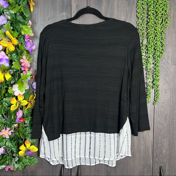 💙2/$40💙Status by Chenault Printed Tiered Blouse Size Medium - Picture 9 of 16